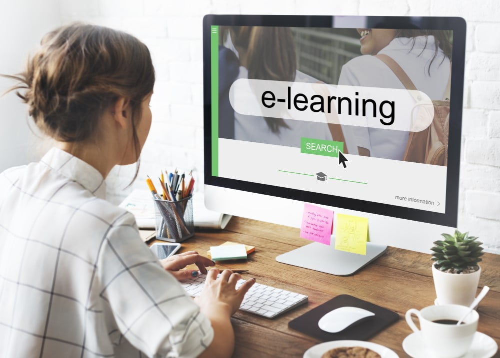 Kvinde med e-learning koncept
